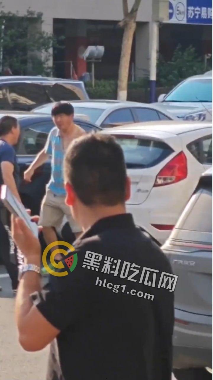 山东青岛马路中央惊现“真人快打”！50岁大爷一拳KO40岁小伙成拳皇  第1张