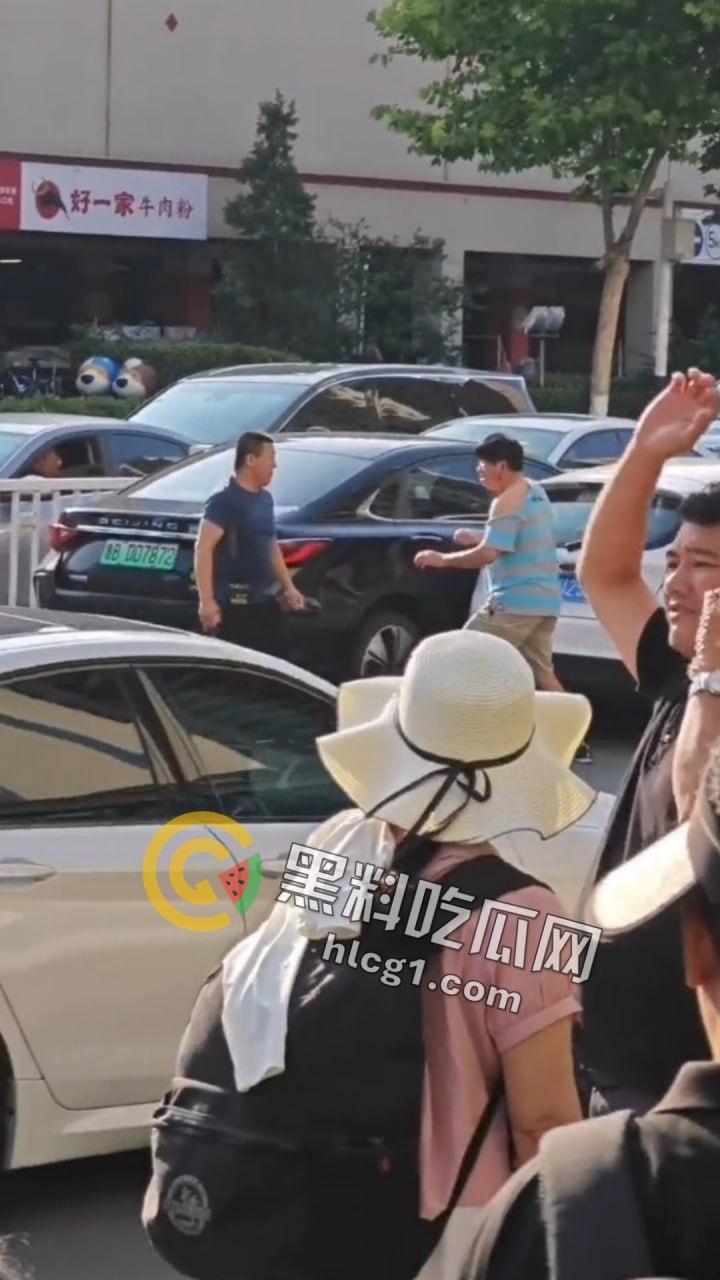 山东青岛马路中央惊现“真人快打”！50岁大爷一拳KO40岁小伙成拳皇  第3张