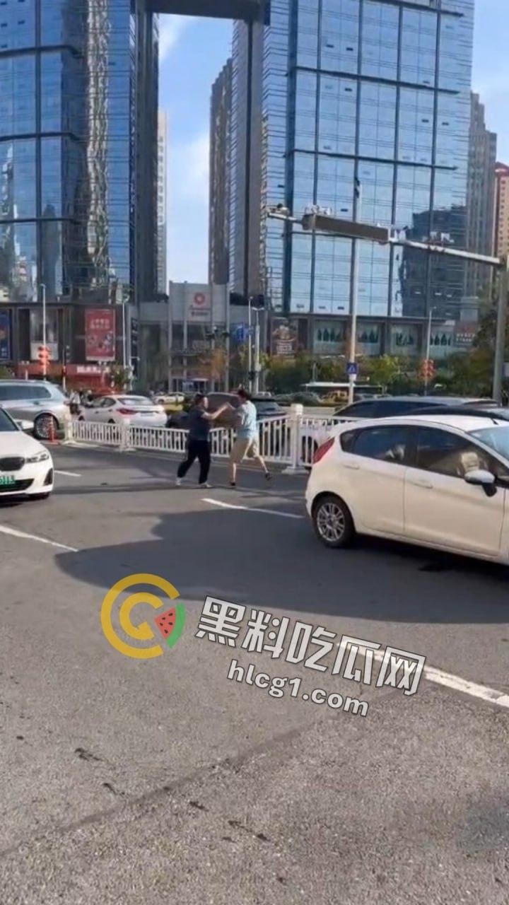 山东青岛马路中央惊现“真人快打”！50岁大爷一拳KO40岁小伙成拳皇  第4张