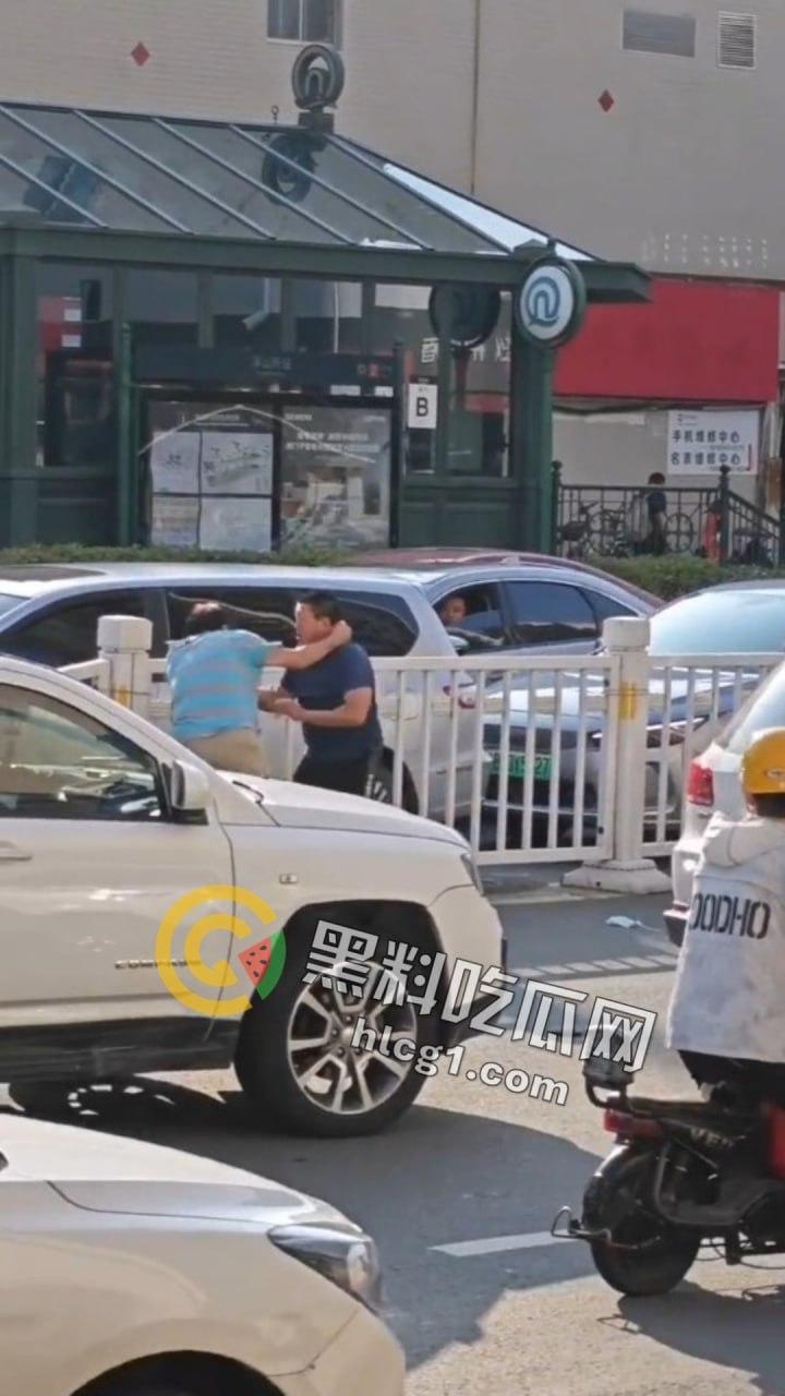 山东青岛马路中央惊现“真人快打”！50岁大爷一拳KO40岁小伙成拳皇  第5张