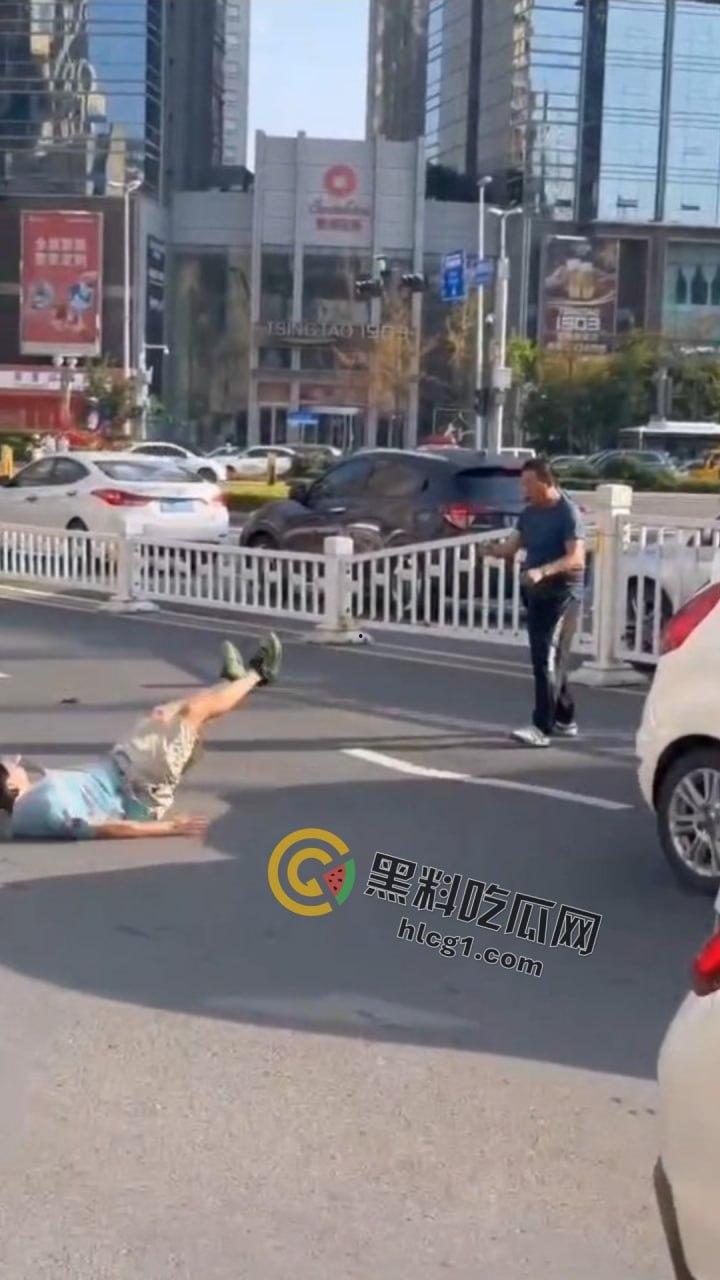 山东青岛马路中央惊现“真人快打”！50岁大爷一拳KO40岁小伙成拳皇  第6张