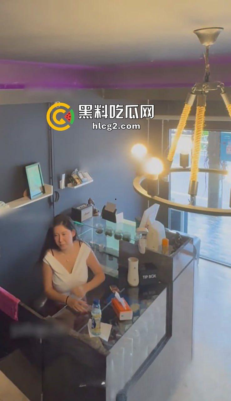 抖音G奶风骚少妇『李雅』前台收银柜台女上位榨精老板 大雷在空中乱甩 监控实拍最新流出  第10张