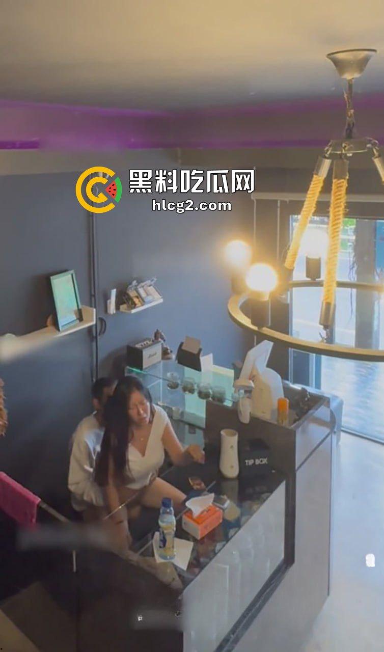 抖音G奶风骚少妇『李雅』前台收银柜台女上位榨精老板 大雷在空中乱甩 监控实拍最新流出  第11张