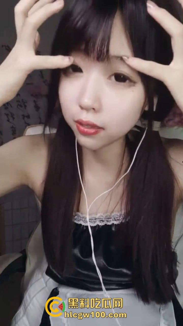 网红主播【萝莉小羊】裸舞专业舞姿动感起飞 全程露脸脱衣裸舞道具抽插极度诱惑  第2张