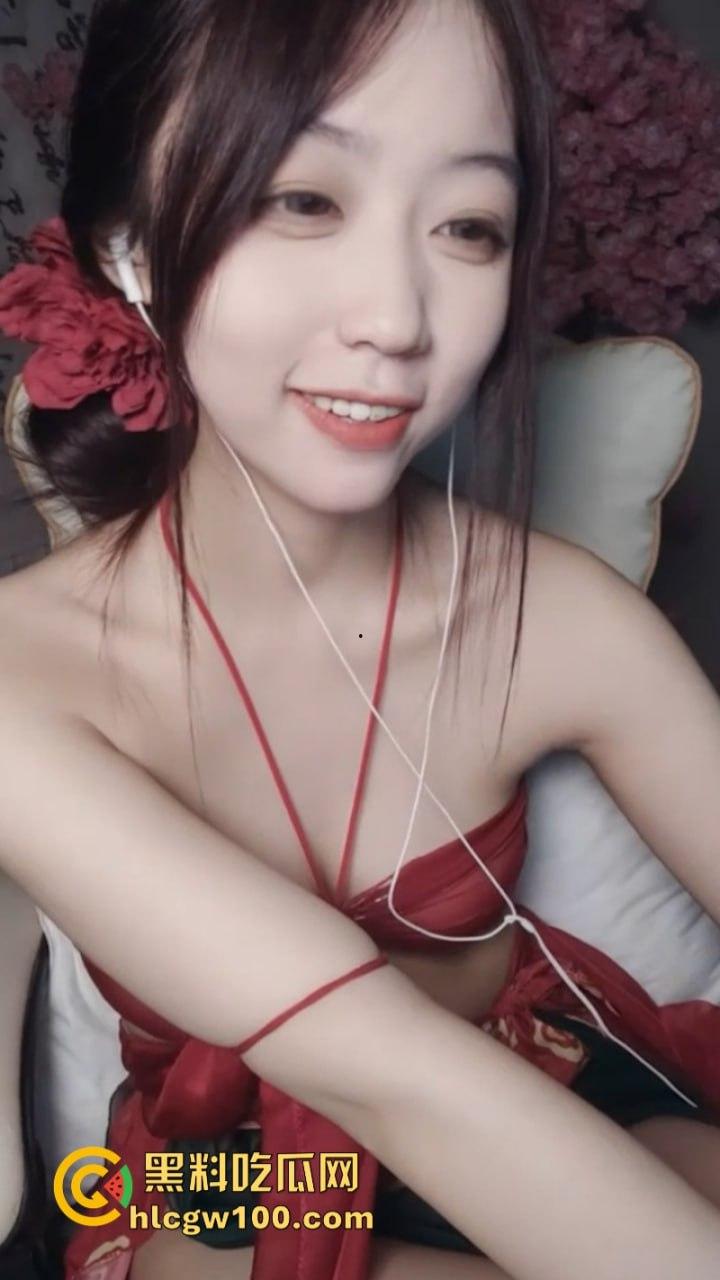 网红主播【萝莉小羊】裸舞专业舞姿动感起飞 全程露脸脱衣裸舞道具抽插极度诱惑  第4张