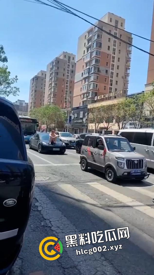 成都裸男大闹十字街头！啤酒肚和大屌都快甩上天了 这是谁的老公和父亲呢  第1张