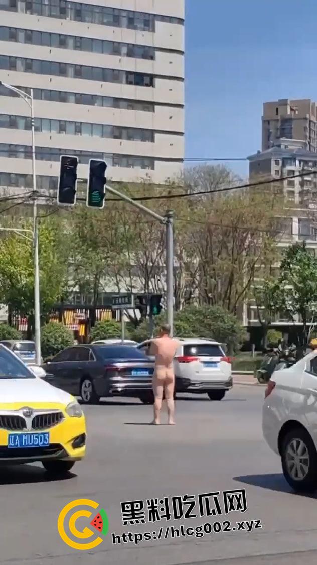 成都裸男大闹十字街头！啤酒肚和大屌都快甩上天了 这是谁的老公和父亲呢  第3张