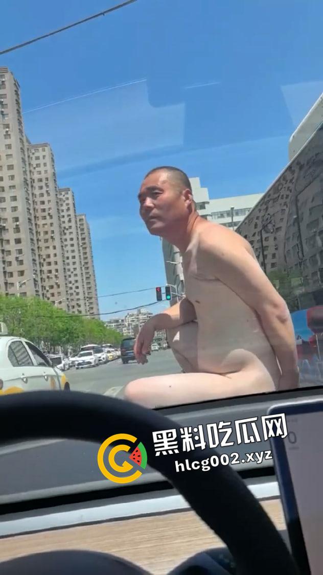 成都裸男大闹十字街头！啤酒肚和大屌都快甩上天了 这是谁的老公和父亲呢  第4张
