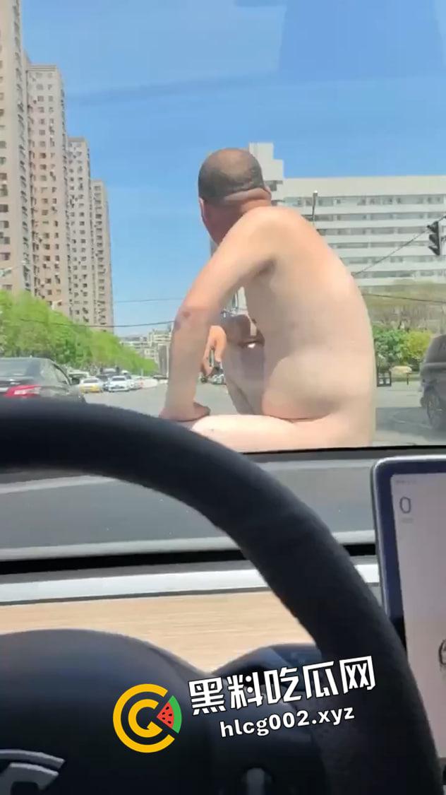 成都裸男大闹十字街头！啤酒肚和大屌都快甩上天了 这是谁的老公和父亲呢  第5张