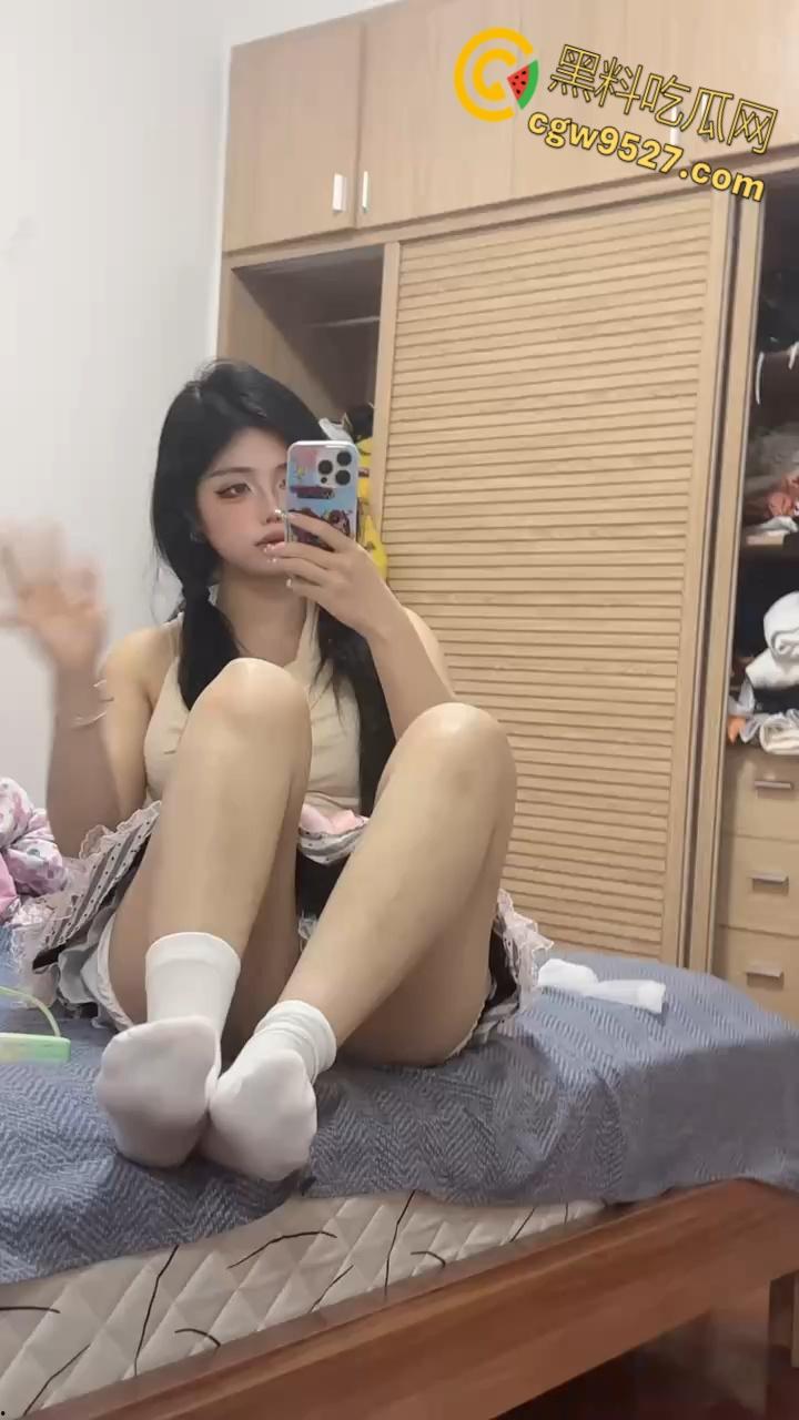 抖音巨乳女神【梨梨美袜】，退圈前大尺度合集流出，各种性感情趣装挑逗，果然还是卖丝袜的懂男人 ！  第6张