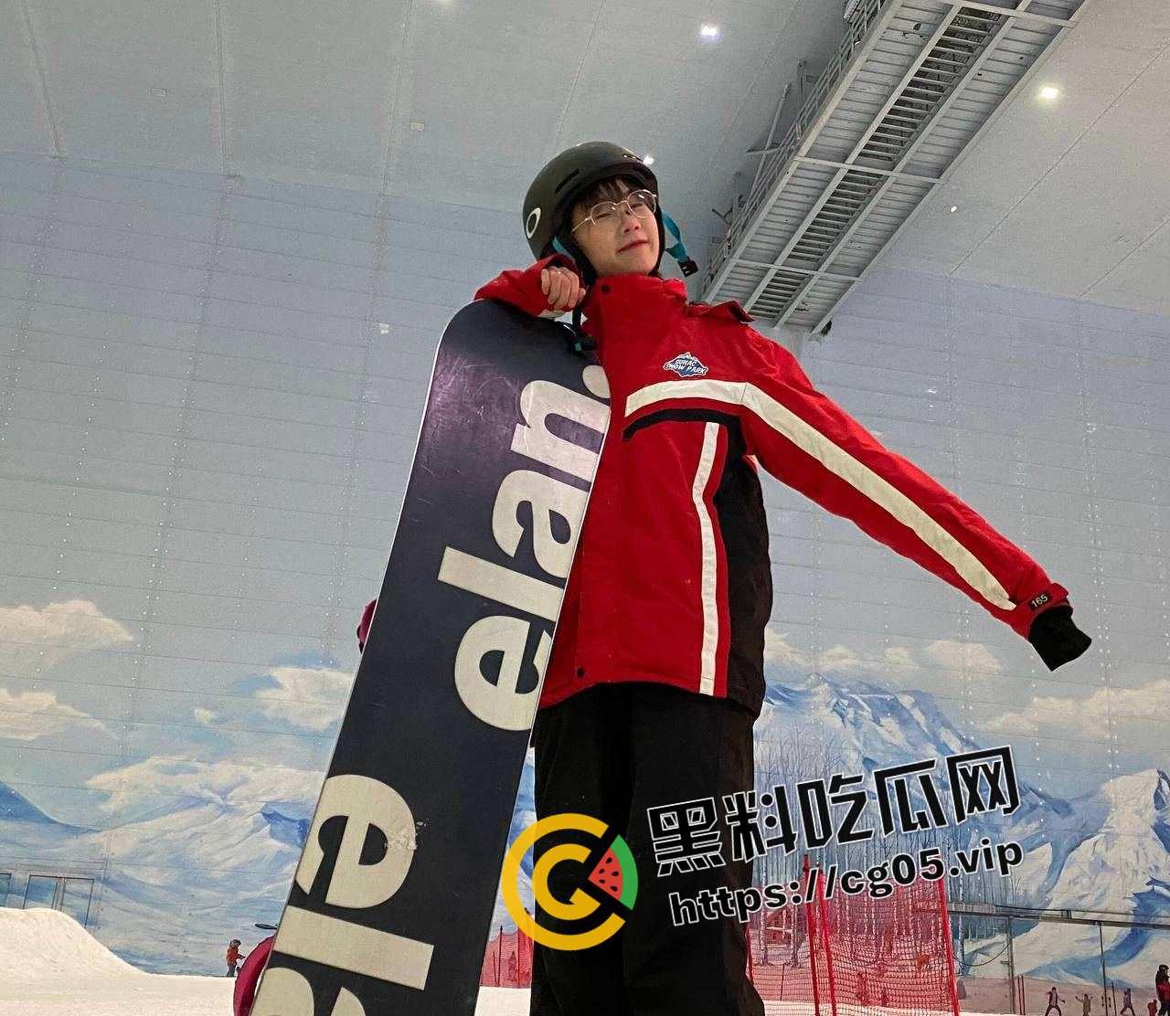 哈尔滨医科大学 【宦雅昕】眼镜妹母狗 口交3p视频曝光 骚东西身材不错 口技超棒  第1张