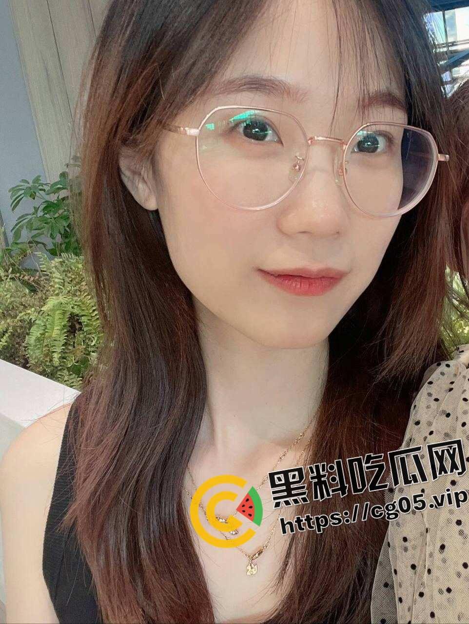 哈尔滨医科大学 【宦雅昕】眼镜妹母狗 口交3p视频曝光 骚东西身材不错 口技超棒  第2张