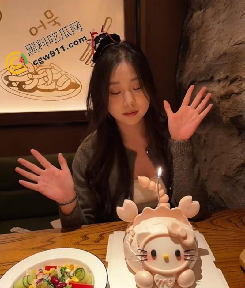 成都尤物【于晨曦】疯狂约炮曝光：清纯面具下的淫荡本性，口交深喉，女上骑乘，淫水四溅，十足的性瘾母狗！  第1张