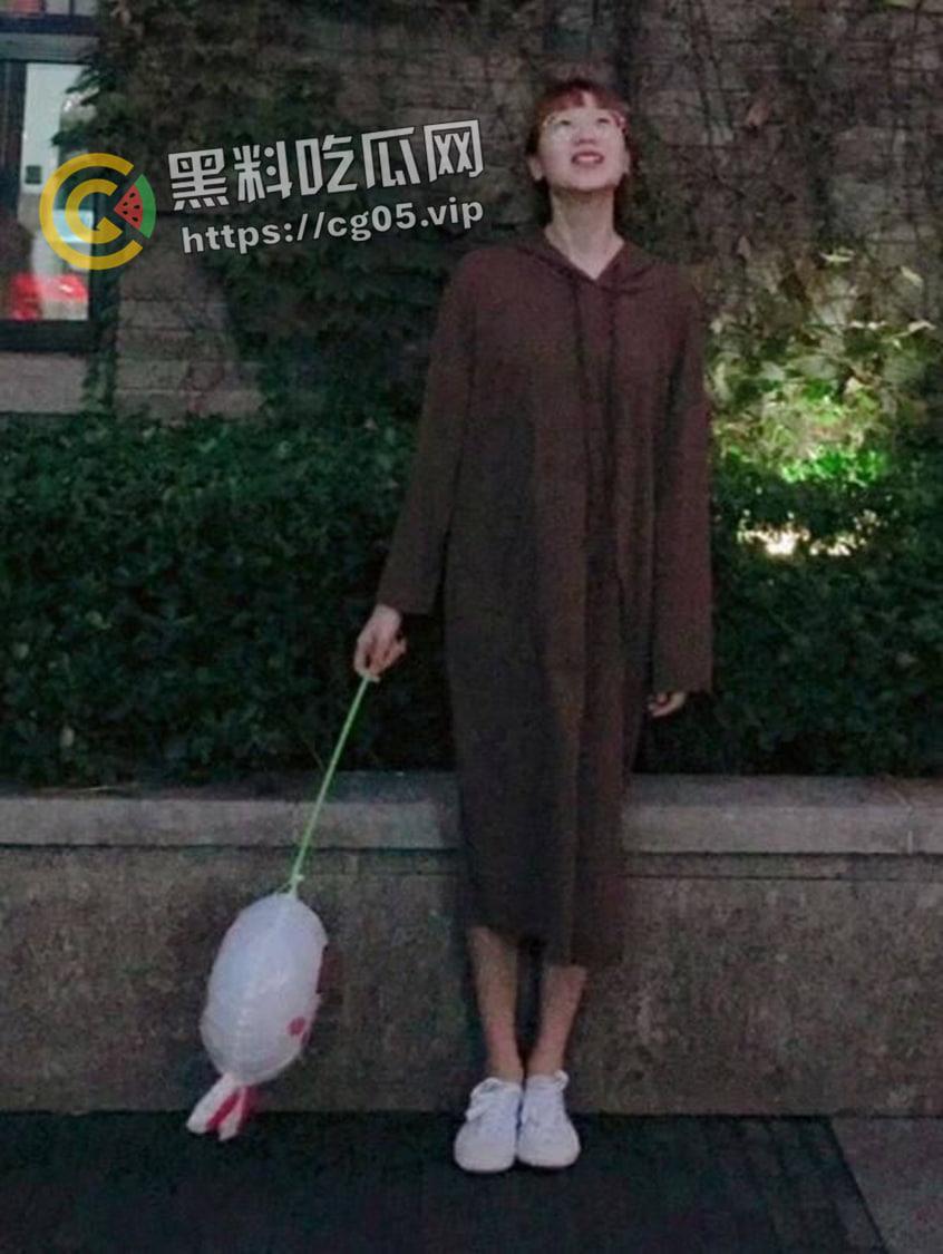哈尔滨医科大学 【宦雅昕】眼镜妹母狗 口交3p视频曝光 骚东西身材不错 口技超棒  第9张