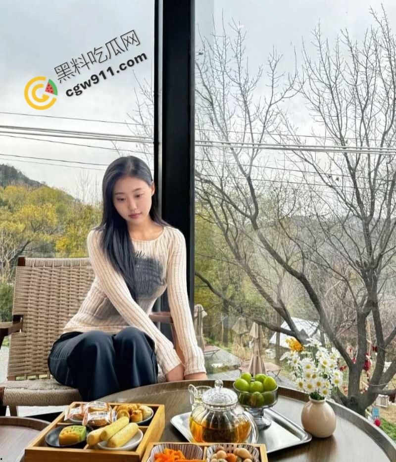 成都尤物【于晨曦】疯狂约炮曝光：清纯面具下的淫荡本性，口交深喉，女上骑乘，淫水四溅，十足的性瘾母狗！  第2张