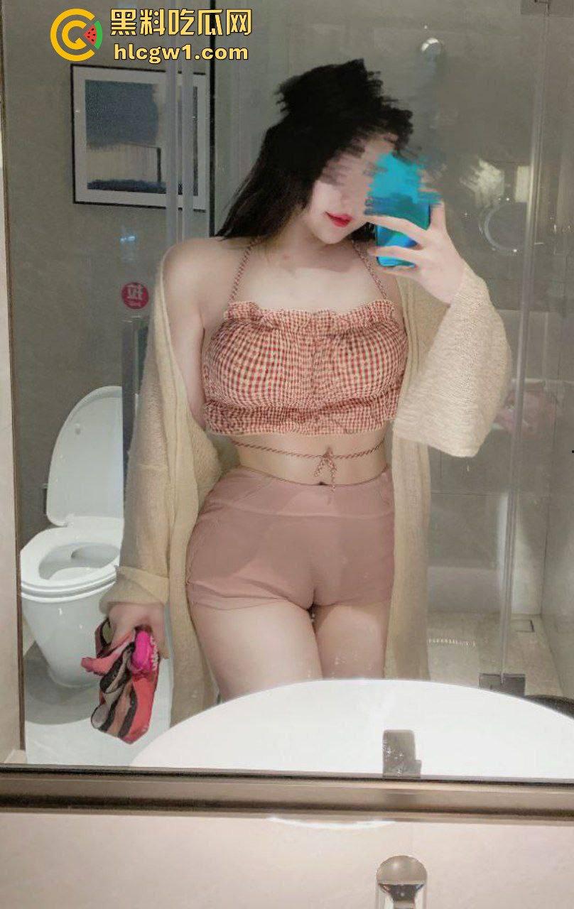 东北哈尔滨学生妹【佐琳】出租房黑丝私拍，光滑白腿配肥美翘臀，玩得骚得水流满床！  第1张