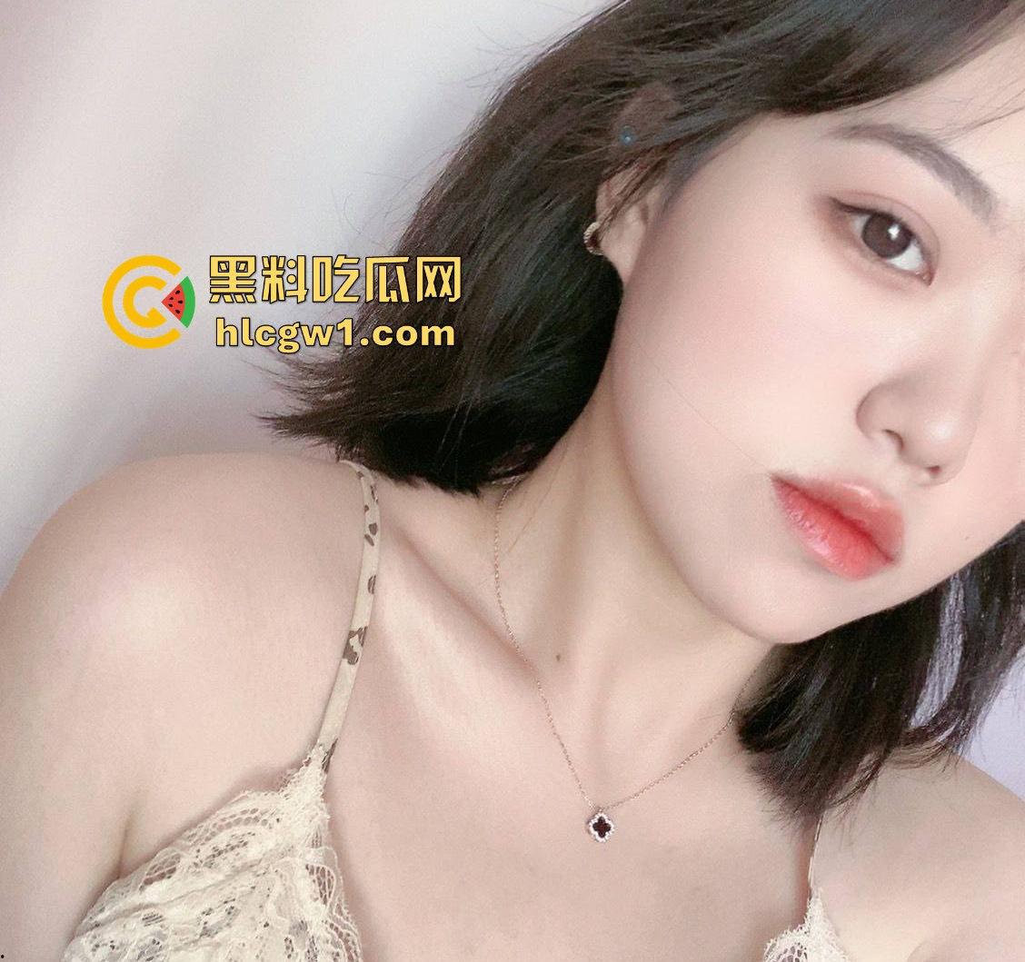 东北哈尔滨学生妹【佐琳】出租房黑丝私拍，光滑白腿配肥美翘臀，玩得骚得水流满床！  第2张