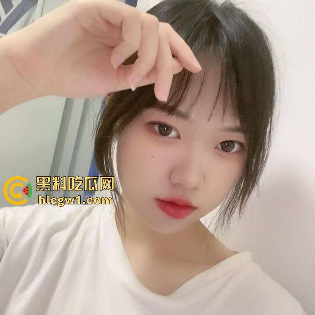 东北哈尔滨学生妹【佐琳】出租房黑丝私拍，光滑白腿配肥美翘臀，玩得骚得水流满床！  第5张