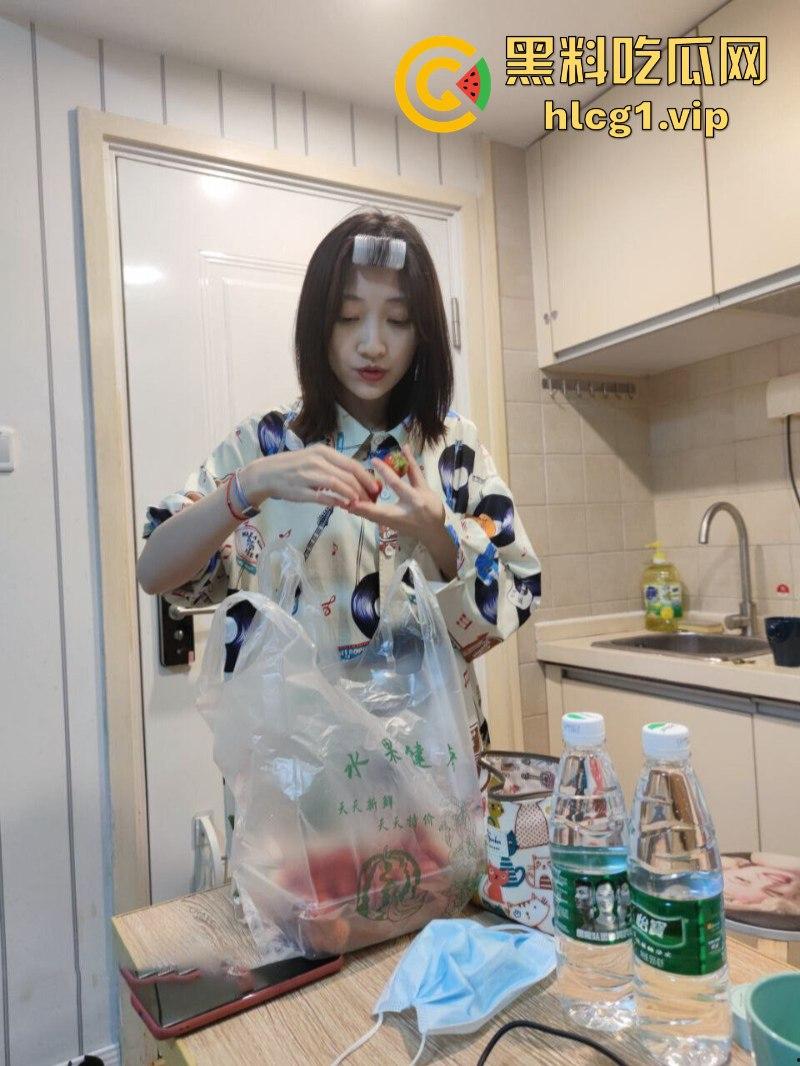 杭州海“龟”【潘玲玲】受眼镜男指导进军直播业 旁边还有打光的  第4张