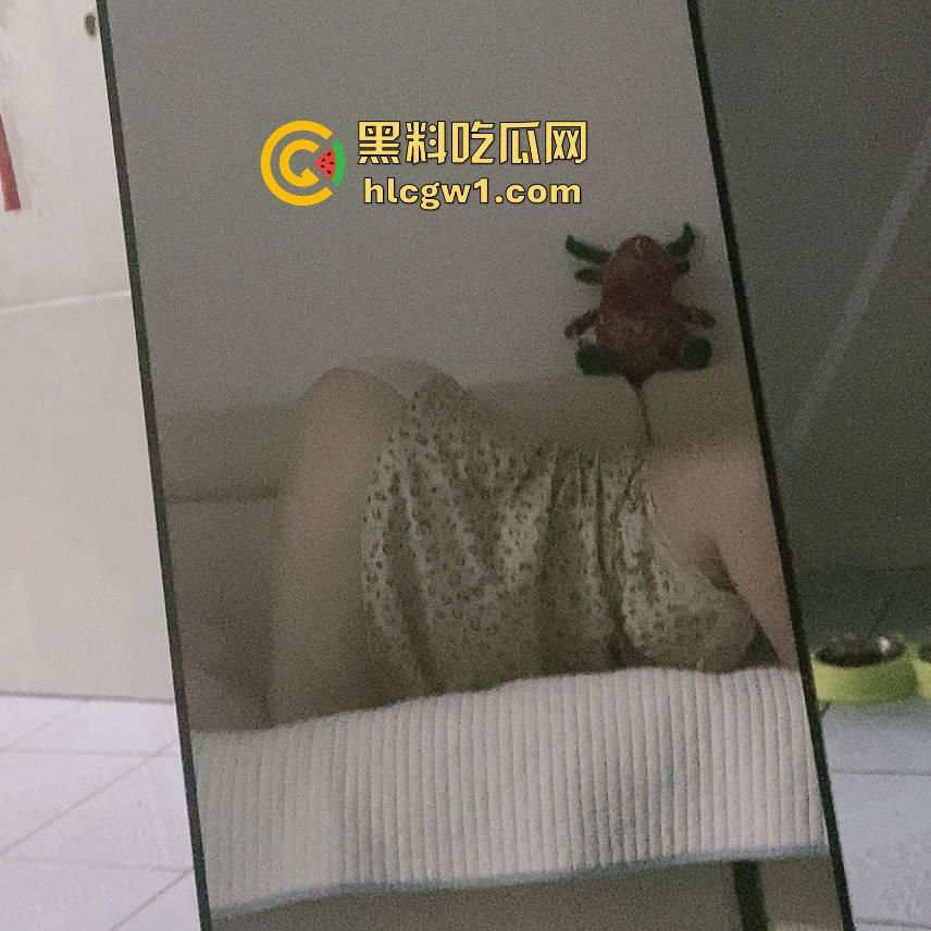 东北哈尔滨学生妹【佐琳】出租房黑丝私拍，光滑白腿配肥美翘臀，玩得骚得水流满床！  第9张