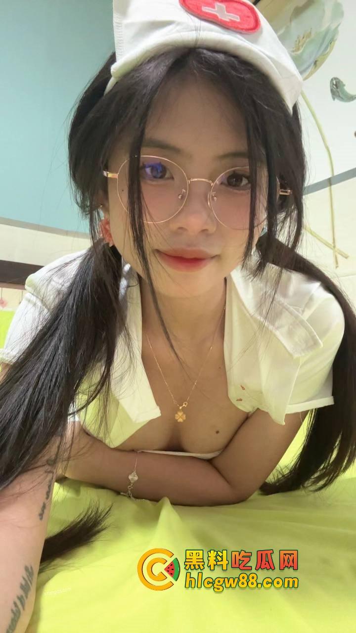 厦门酒吧气氛组极品眼镜骚婊『兰芊芊』酒吧10瓶皇家礼炮带走，制服丝袜被操高潮了主动求拍！  第2张