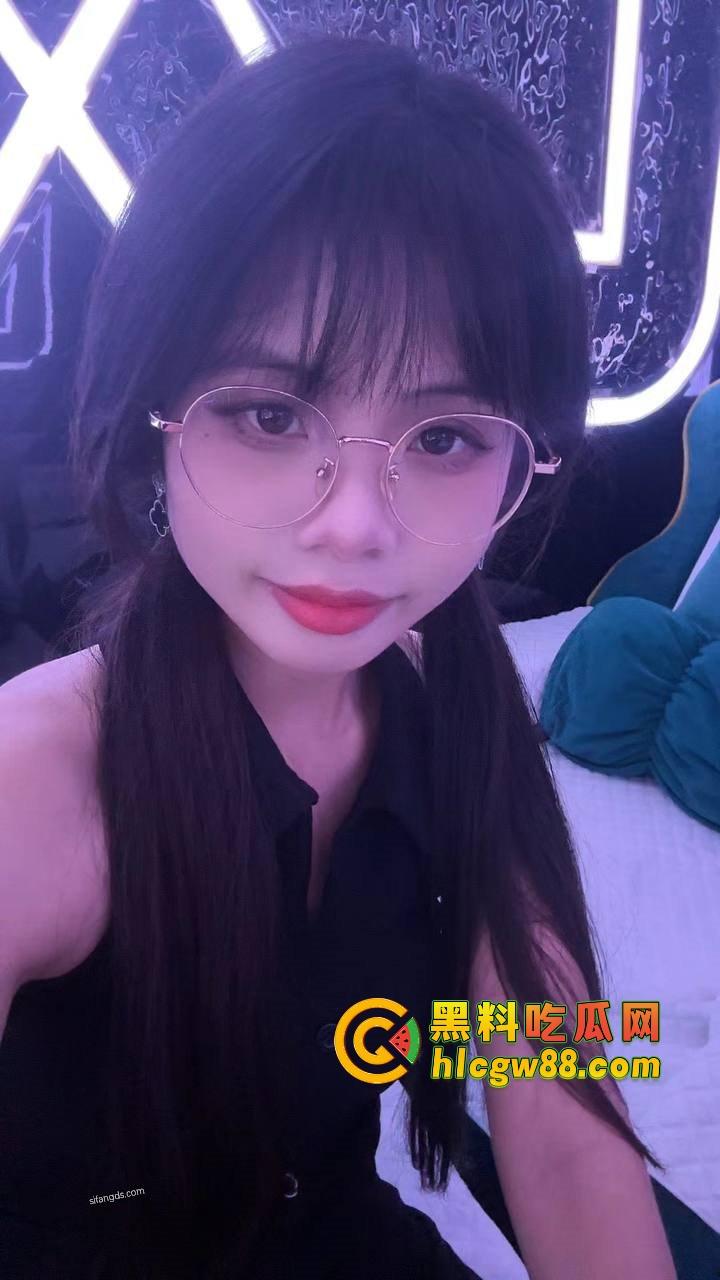 厦门酒吧气氛组极品眼镜骚婊『兰芊芊』酒吧10瓶皇家礼炮带走，制服丝袜被操高潮了主动求拍！  第3张