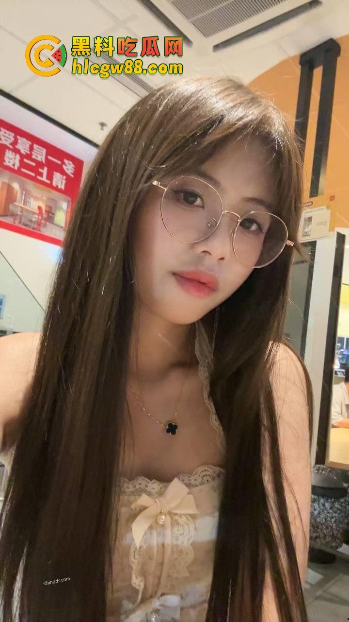 厦门酒吧气氛组极品眼镜骚婊『兰芊芊』酒吧10瓶皇家礼炮带走，制服丝袜被操高潮了主动求拍！  第4张