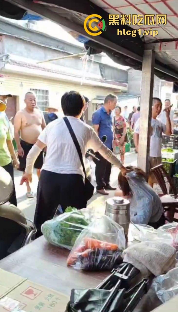 女子为在商贩摊上多吃几颗阳光玫瑰 竟拿剪刀捅人！  第2张