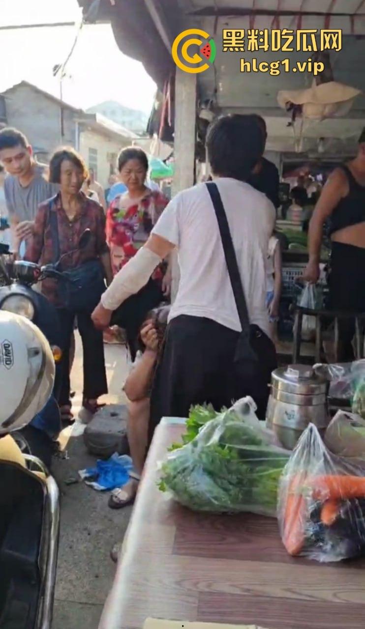 女子为在商贩摊上多吃几颗阳光玫瑰 竟拿剪刀捅人！  第3张