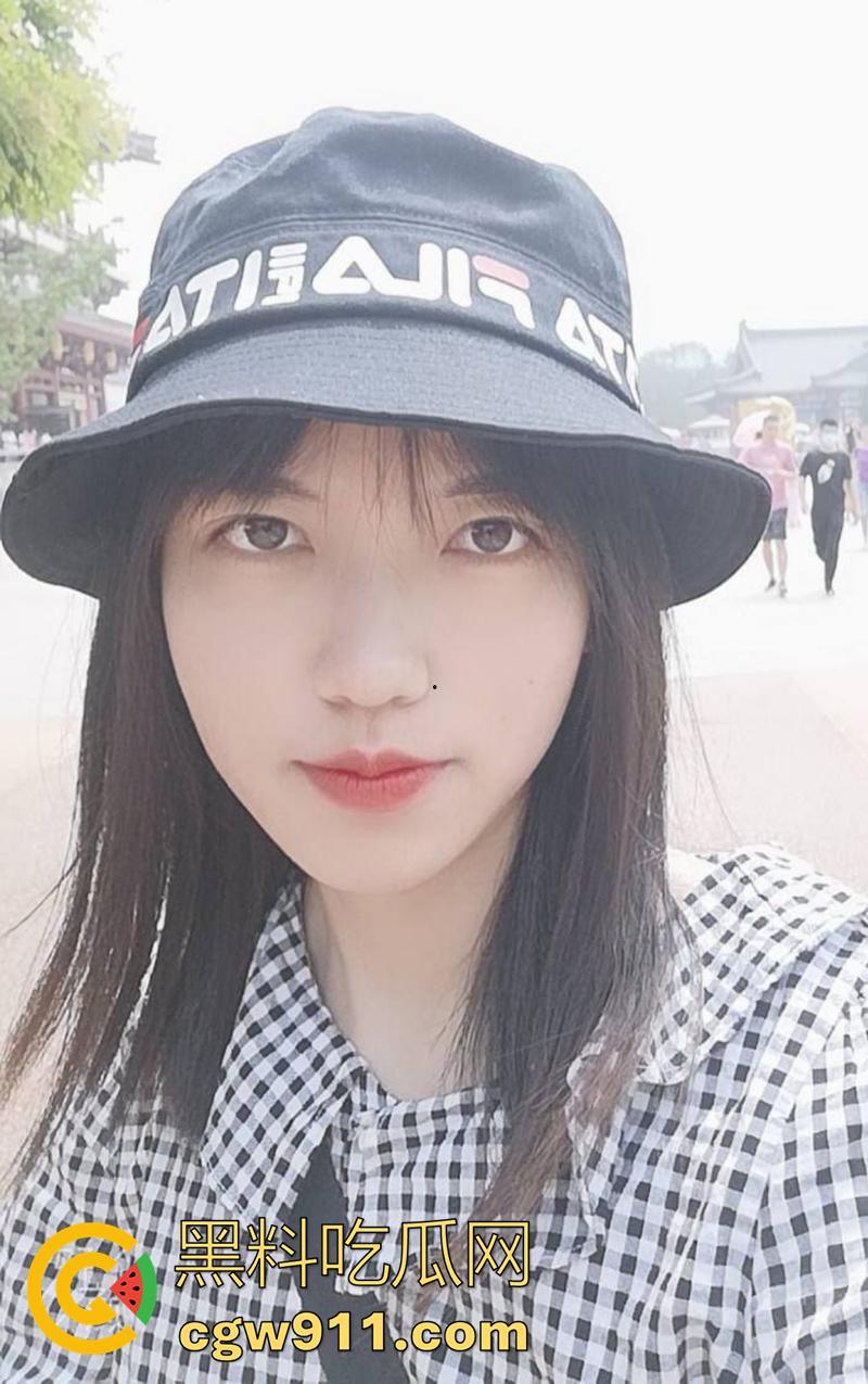 青岛电影学院女神【张曼曼】，五官精致女大学生，表面女神私下反差，被富二代包养酒店各种姿势爆插！  第1张