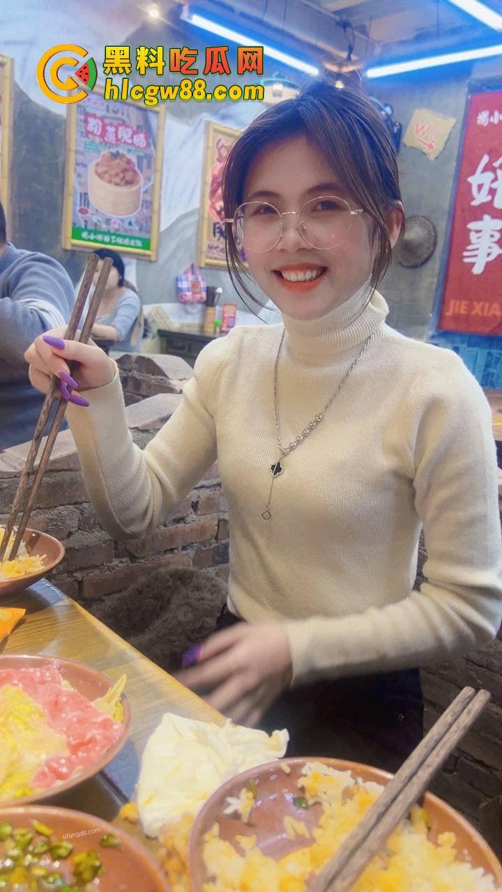 厦门酒吧气氛组极品眼镜骚婊『兰芊芊』酒吧10瓶皇家礼炮带走，制服丝袜被操高潮了主动求拍！  第11张