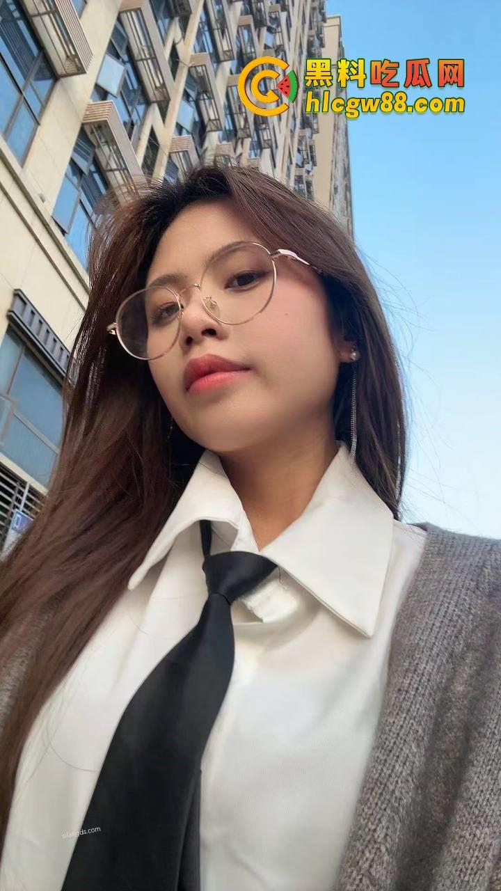 厦门酒吧气氛组极品眼镜骚婊『兰芊芊』酒吧10瓶皇家礼炮带走，制服丝袜被操高潮了主动求拍！  第12张