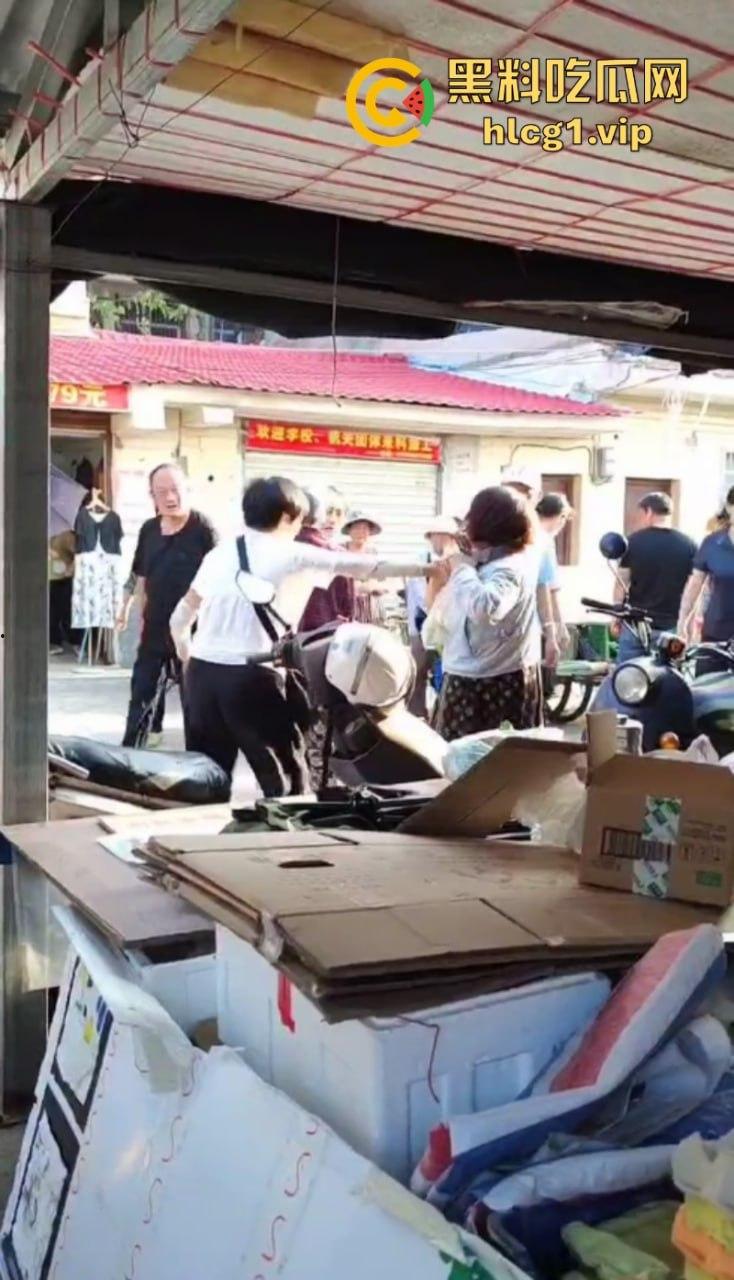 女子为在商贩摊上多吃几颗阳光玫瑰 竟拿剪刀捅人！  第8张