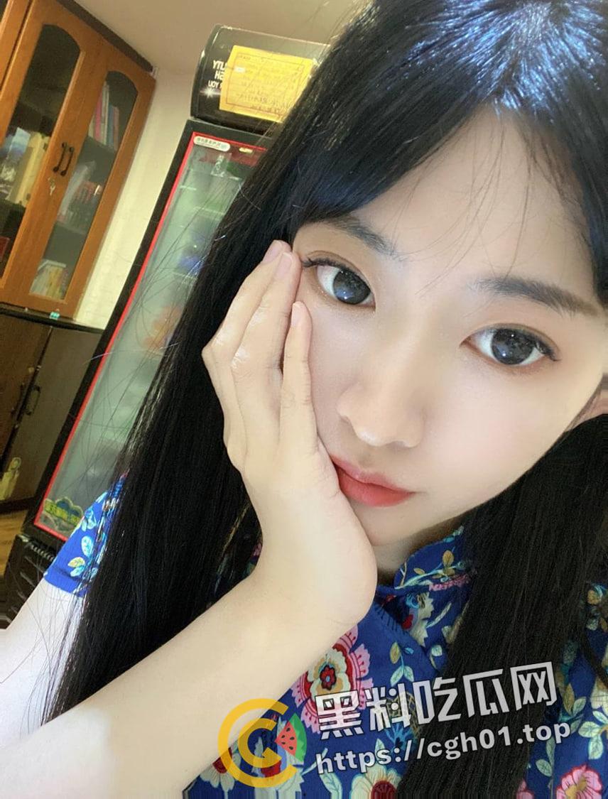 大一学妹爱吃鸡 可爱风小母狗喜欢吃鸡胜过操逼 反手摁过来拉着头发爆操  第1张