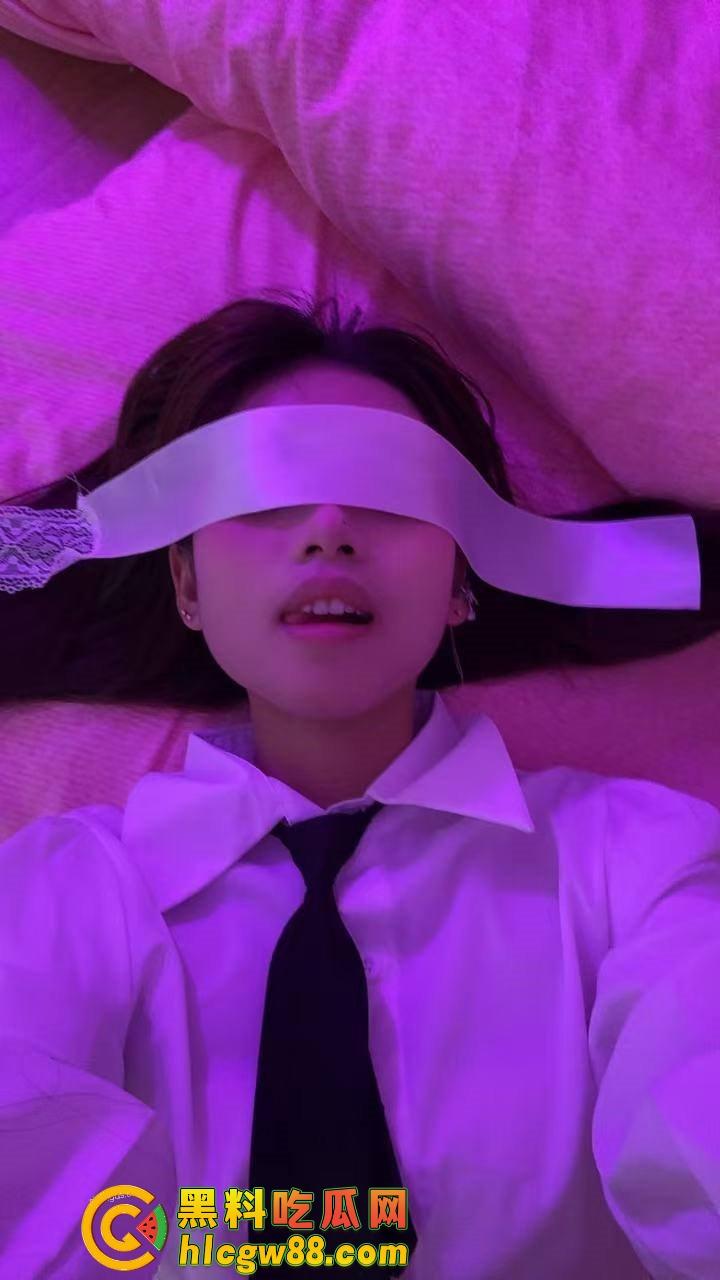 厦门酒吧气氛组极品眼镜骚婊『兰芊芊』酒吧10瓶皇家礼炮带走，制服丝袜被操高潮了主动求拍！  第14张