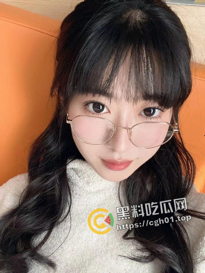 大一学妹爱吃鸡 可爱风小母狗喜欢吃鸡胜过操逼 反手摁过来拉着头发爆操  第3张