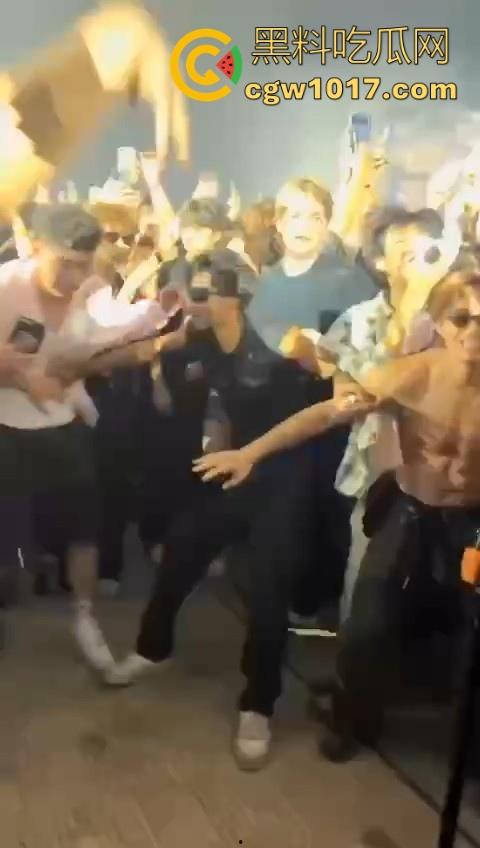 澳门travis演唱会蹦迪现场秒变ufc打斗大赛，精神小伙摇头晃脑引发口角纠纷，直接在场下互殴了起来，这就是嘻哈？  第5张