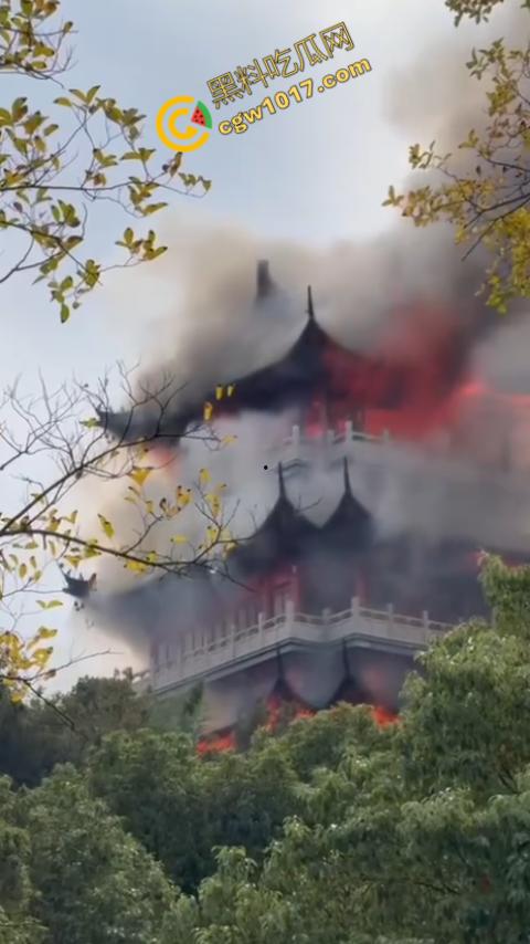 张家港凤凰山火焰翻腾：古寺在烈火中化为飞灰，黑烟滚滚，古建焦黑，无情怒火吞噬文化遗珍，可怕景象令人心碎  第2张