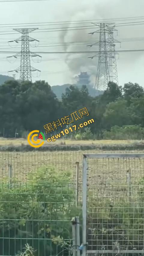 张家港凤凰山火焰翻腾：古寺在烈火中化为飞灰，黑烟滚滚，古建焦黑，无情怒火吞噬文化遗珍，可怕景象令人心碎  第6张