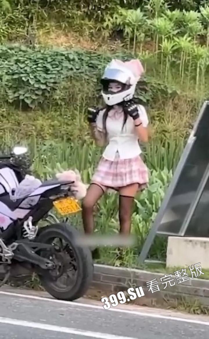 小仙女骑摩托又遭重，很快被网友通过纹身找出网上擦边照  第1张