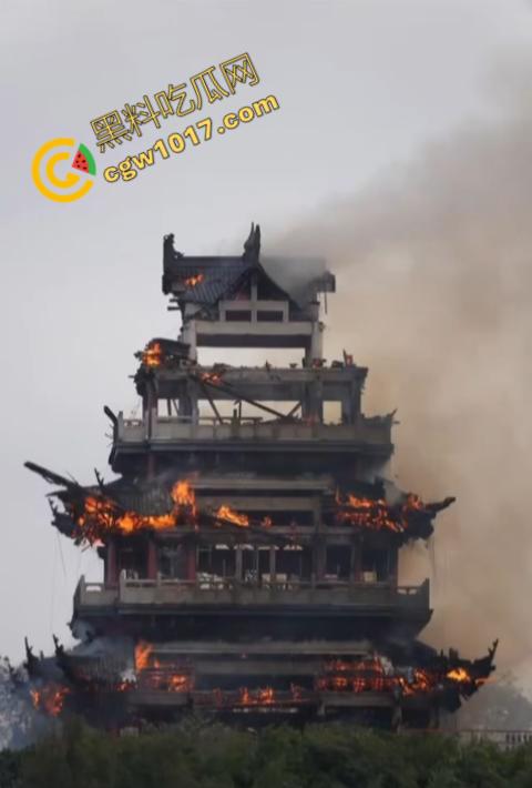张家港凤凰山火焰翻腾：古寺在烈火中化为飞灰，黑烟滚滚，古建焦黑，无情怒火吞噬文化遗珍，可怕景象令人心碎  第8张
