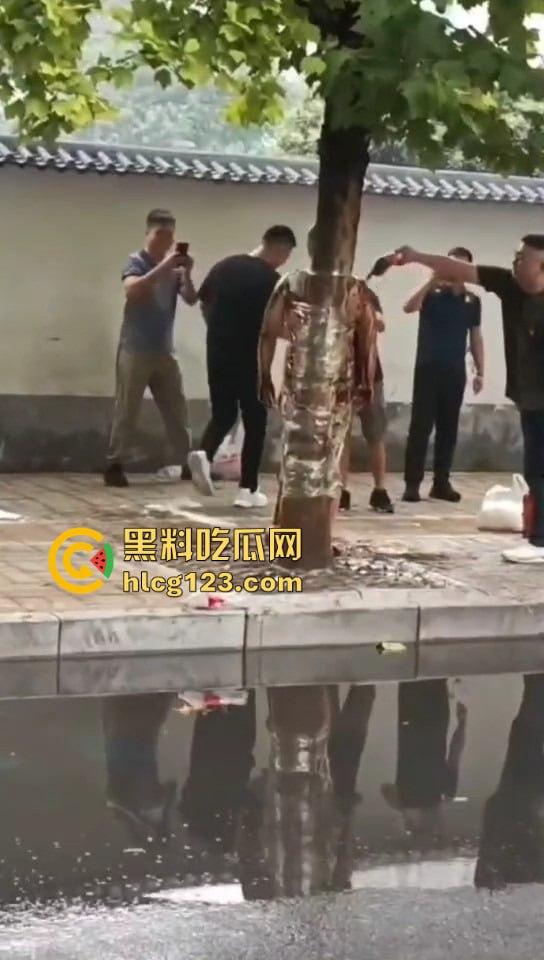 城里人的离谱操作！脱光缠树上撒面粉，这画面简直像缅北逃猪仔被抓！  第1张