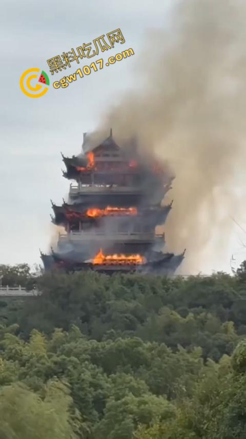 张家港凤凰山火焰翻腾：古寺在烈火中化为飞灰，黑烟滚滚，古建焦黑，无情怒火吞噬文化遗珍，可怕景象令人心碎  第10张