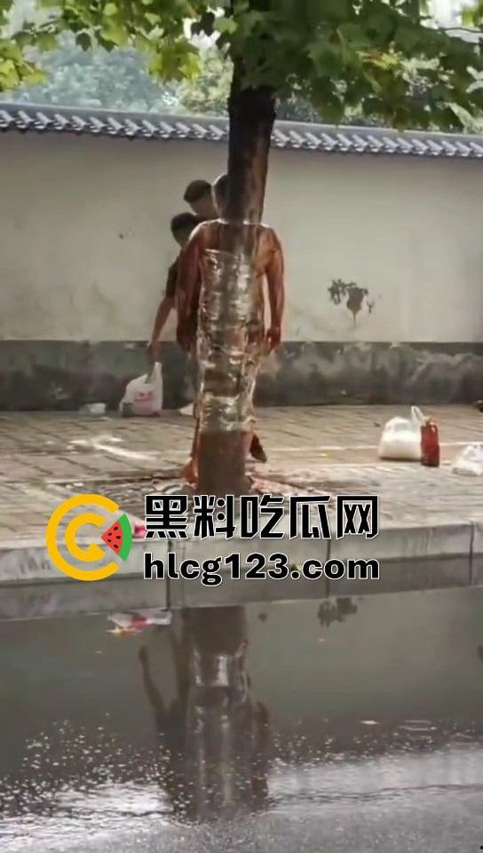 城里人的离谱操作！脱光缠树上撒面粉，这画面简直像缅北逃猪仔被抓！  第2张