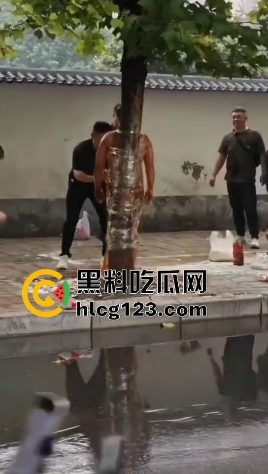 城里人的离谱操作！脱光缠树上撒面粉，这画面简直像缅北逃猪仔被抓！  第4张