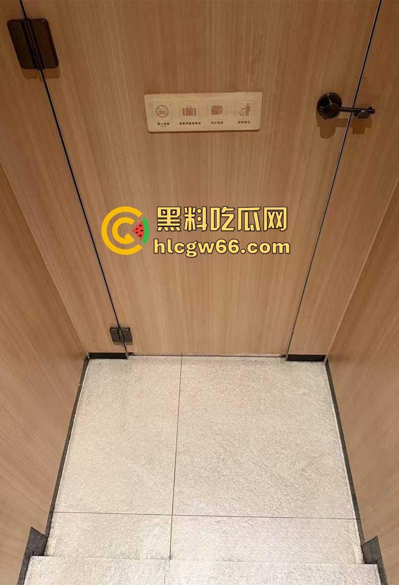 深圳布吉 万象汇 男保洁偷窥女厕所当场被抓 厕所门下惊现男脸 场面惊悚堪比恐怖片！  第3张