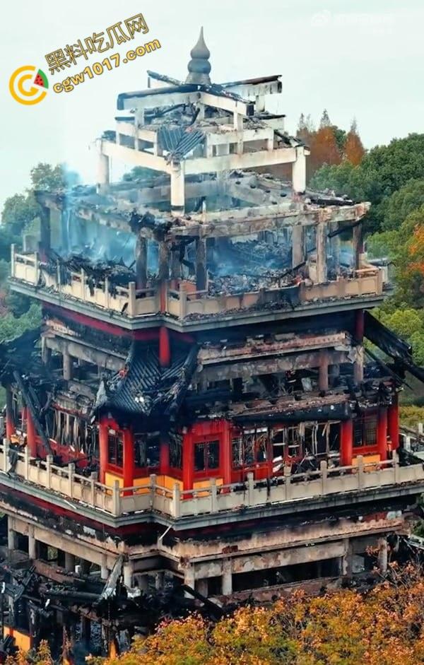 张家港凤凰山火焰翻腾：古寺在烈火中化为飞灰，黑烟滚滚，古建焦黑，无情怒火吞噬文化遗珍，可怕景象令人心碎  第12张
