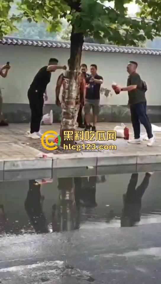 城里人的离谱操作！脱光缠树上撒面粉，这画面简直像缅北逃猪仔被抓！  第6张