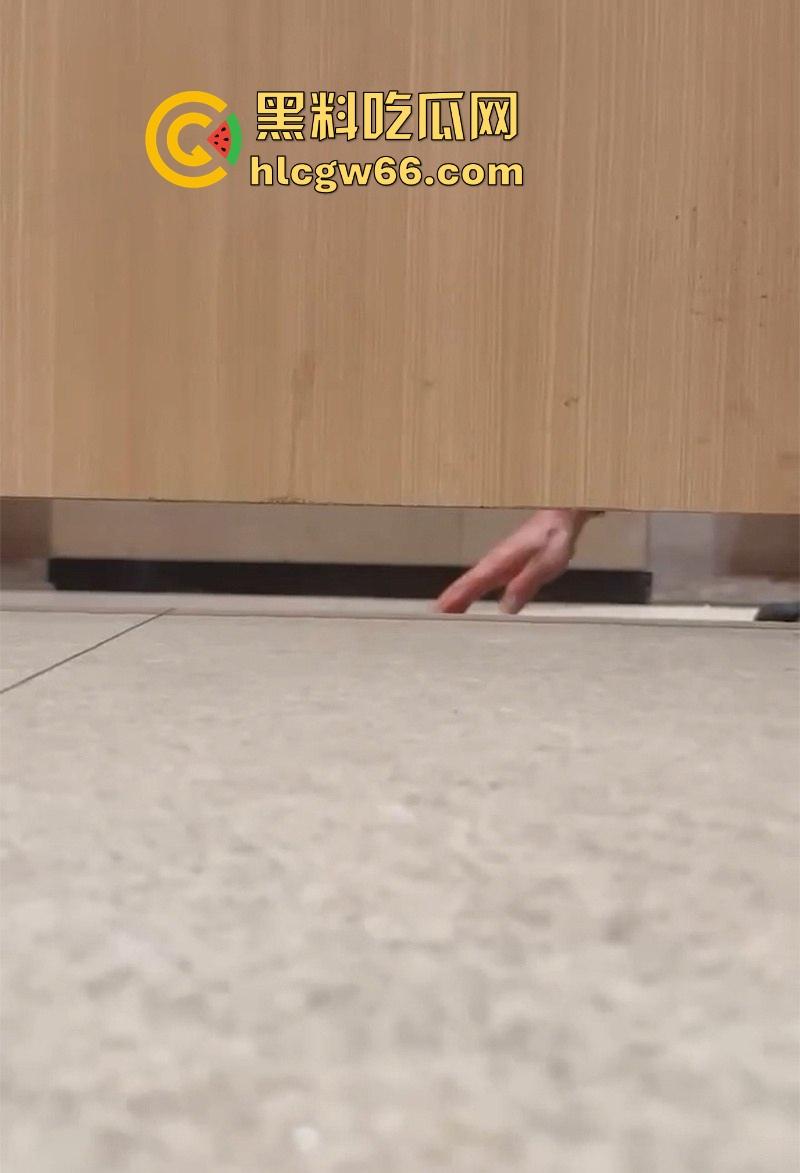 深圳布吉 万象汇 男保洁偷窥女厕所当场被抓 厕所门下惊现男脸 场面惊悚堪比恐怖片！  第5张