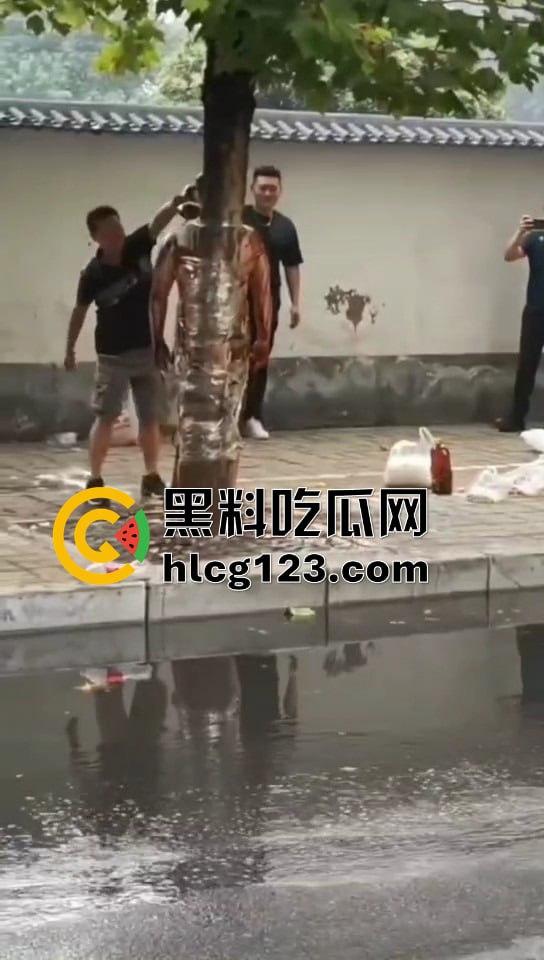 城里人的离谱操作！脱光缠树上撒面粉，这画面简直像缅北逃猪仔被抓！  第7张